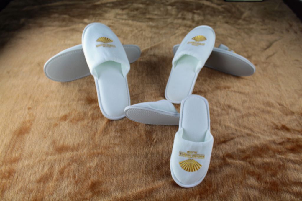 fashion hotel disposable slipper manufactory with embroidery logo