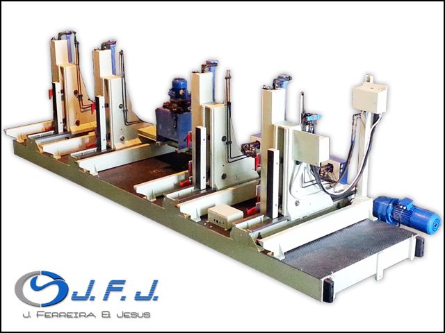 Vertical band saw with complete Log carriage