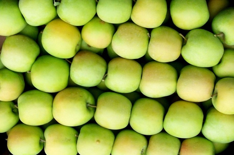 Fresh Apple /  Golden Delicious Apple