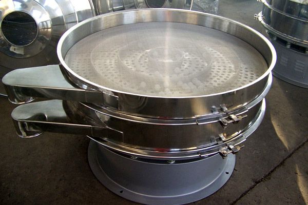 Vibrating sieve for chemical powder processing