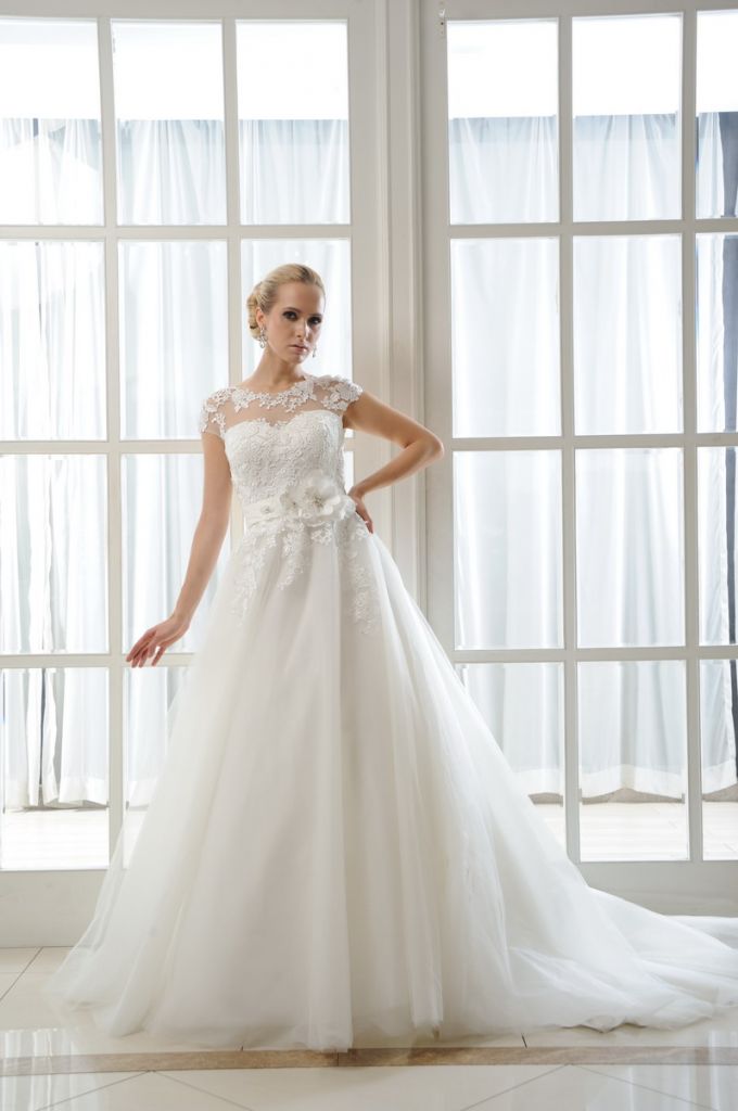 Short Sleeve Lace Wedding Dress RE13111