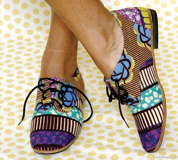 Women lace up flat shoe