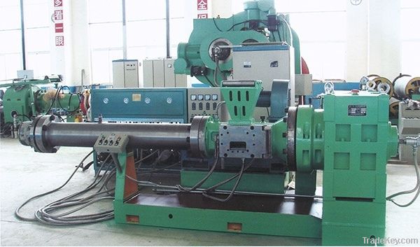 Cold feed rubber extruder