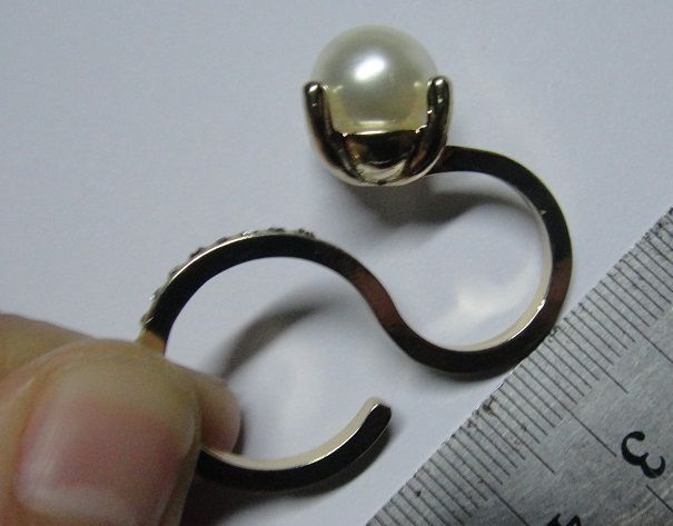 2 fingers ring with pave stones and pearl