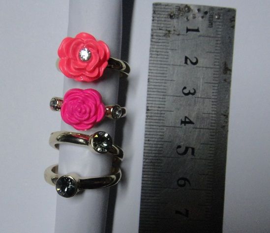 4 pack ring with flower and gemstone
