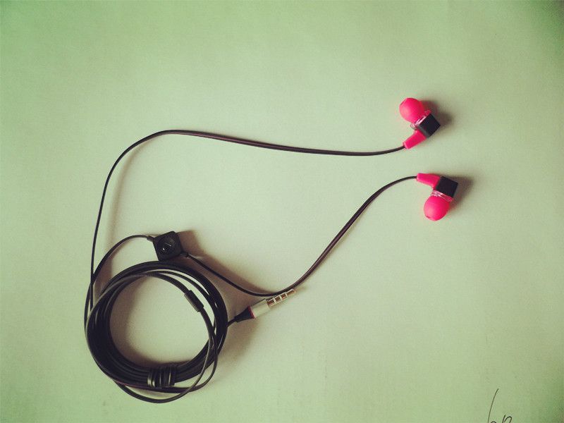 wired headset in-ear earbuds with tangle-free flat cable