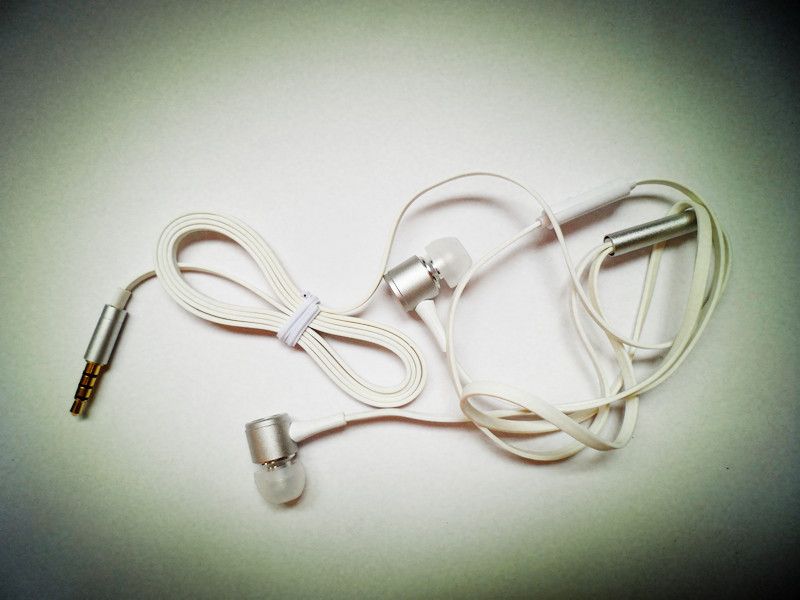 wired in-ear earbuds headphone with tangle-free flat cable