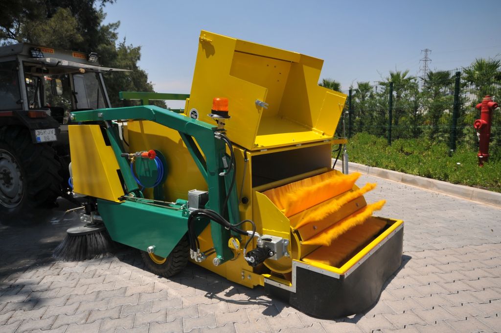 HMT1600 (tractor towed sweeper)