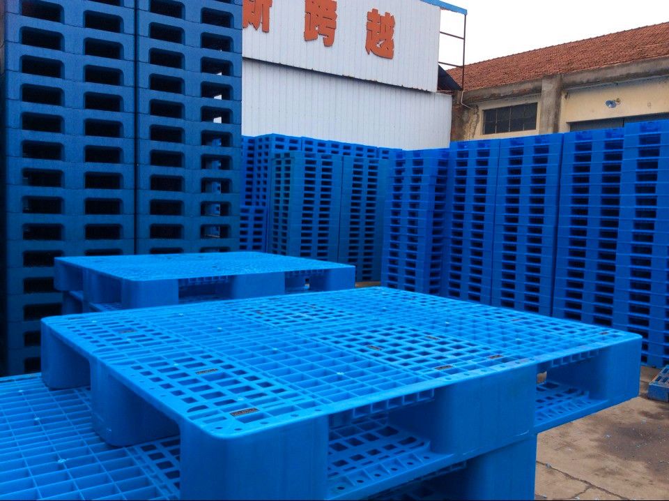 plastic pallet with steels