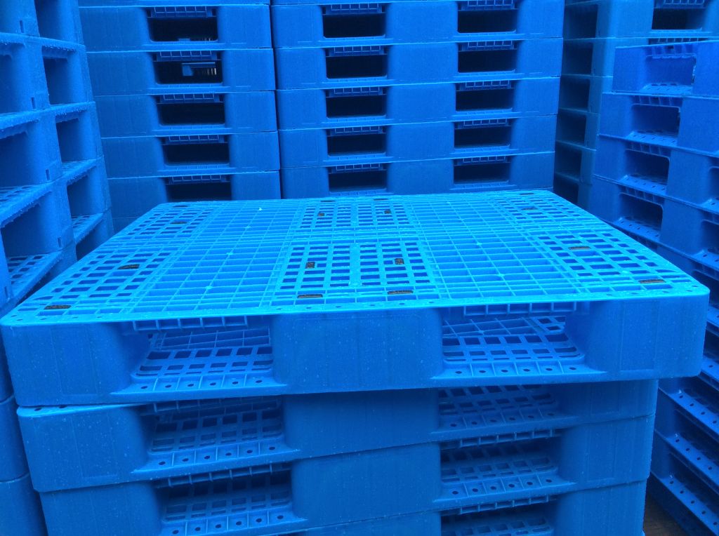 plastic pallet with steels