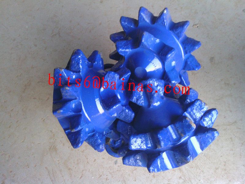 Steel tooth tricone bit for well drilling