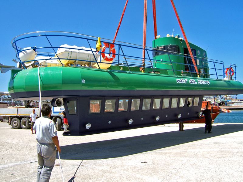 Semi-submarine for tourism