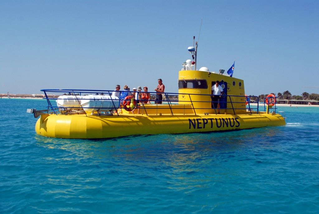 Semi-submarine for tourism