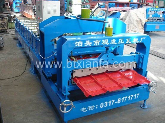 Color steel glazed tile roll forming machine