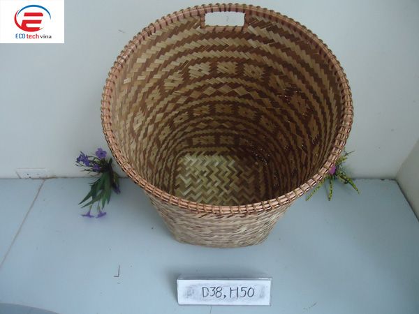 Round bamboo basket 