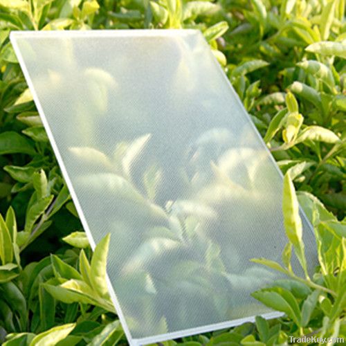 Low-iron patterned solar glass