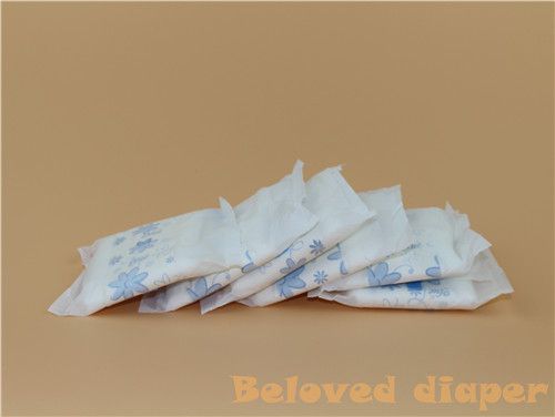dry surface day use sanitary napkins