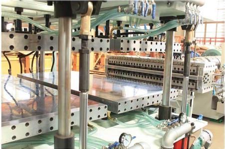 PC plastic hollow cross section plate extrusion line/ pp plastic hollow cross section plate extrusion line