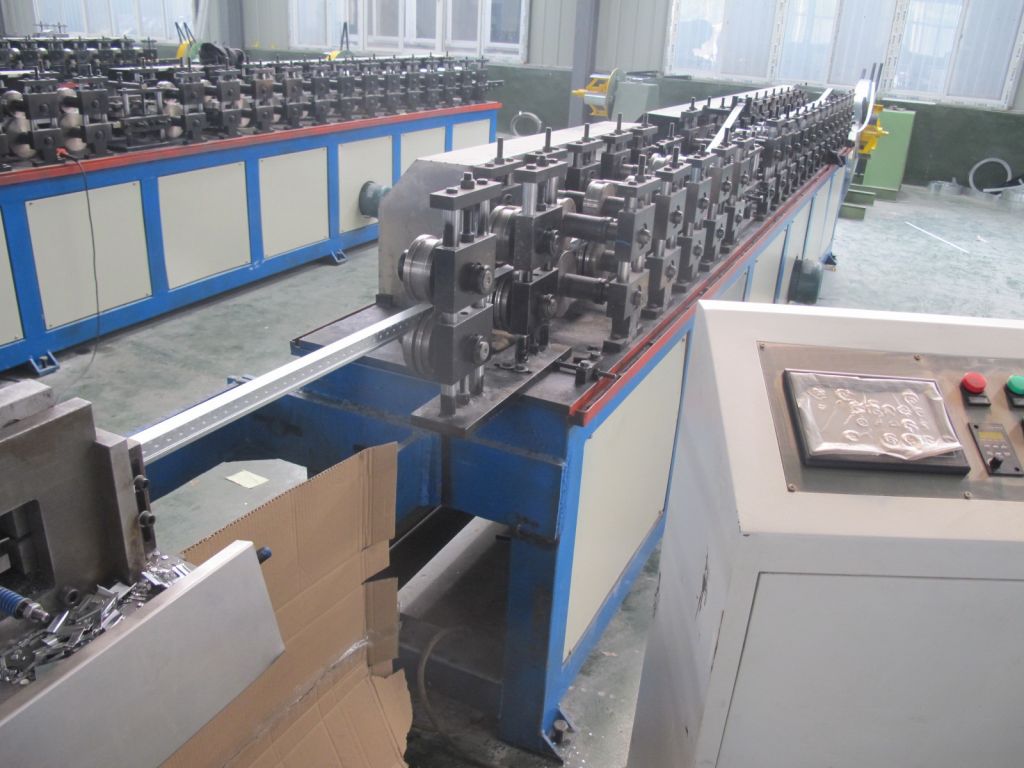 Fully automactic roll forming machine