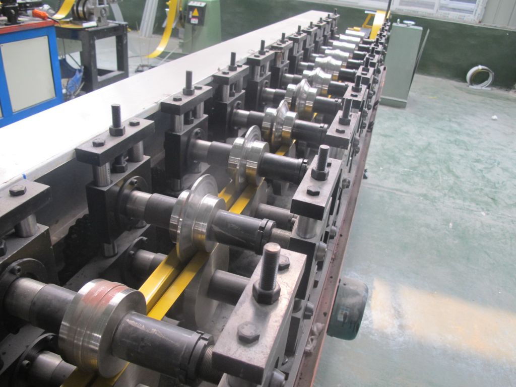 Fully automactic roll forming machine