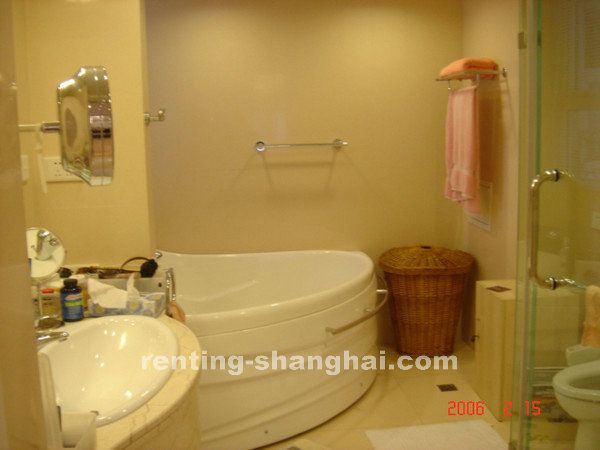 Charming 5 bedrooms with terrace in Ming Yuan Century City close to Line 1 &amp; 10