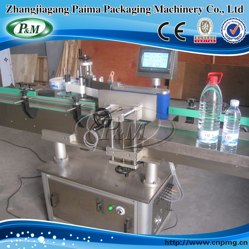 Automatic labeling machine for bottles