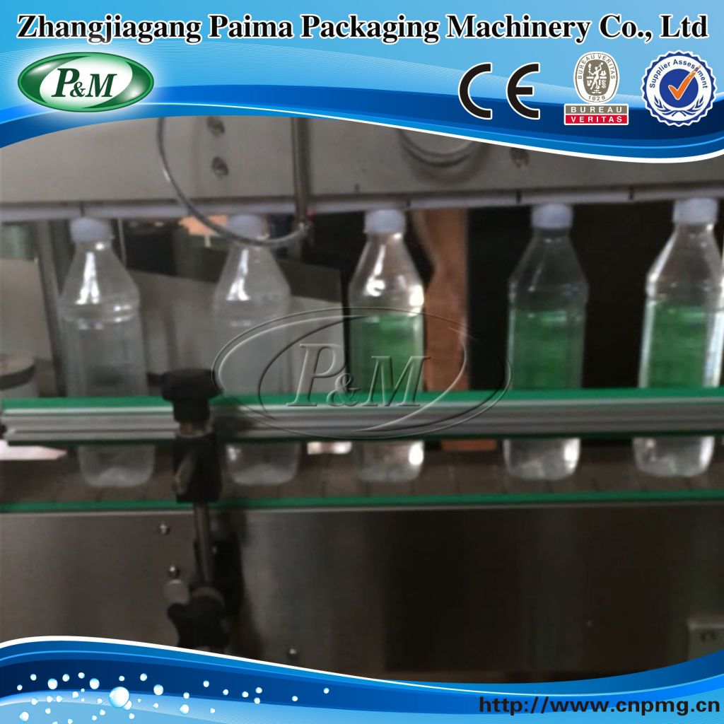 Automatic labeling machine for bottles