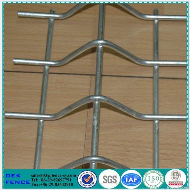 Welded wire mesh fence panels in 6 gauge. in 12 gauge