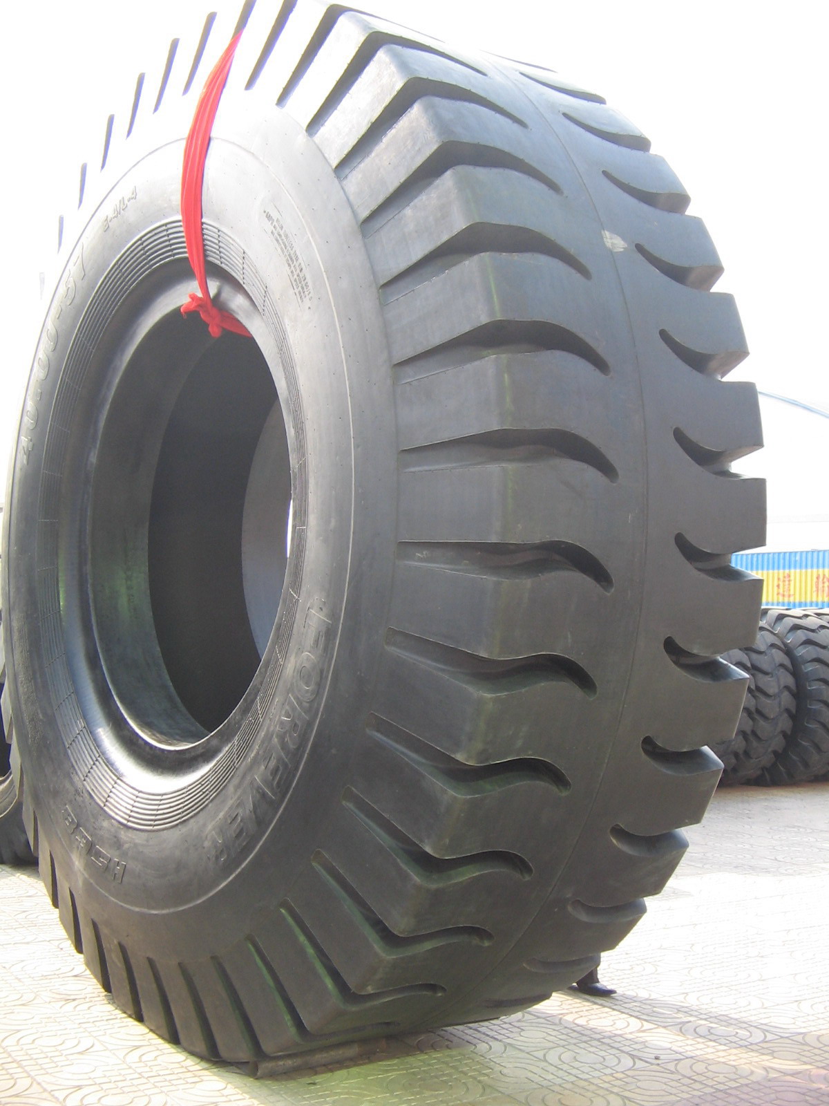 HUGE OTR  TYRE , TRUCK TYRE   AGRICULTURE TYRES AND FORKLIFT TYRES