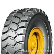 Truck tire for good traction and excellent resistance