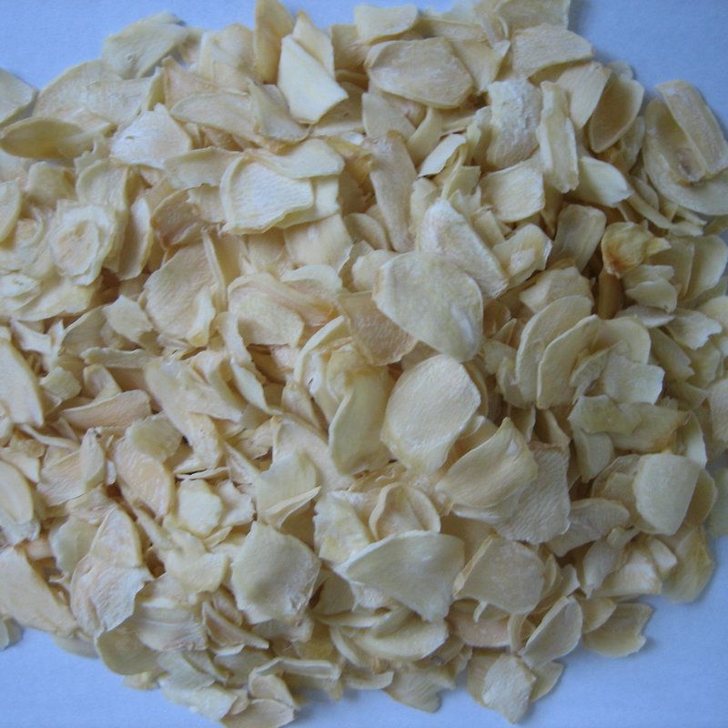 Dried garlic flakes