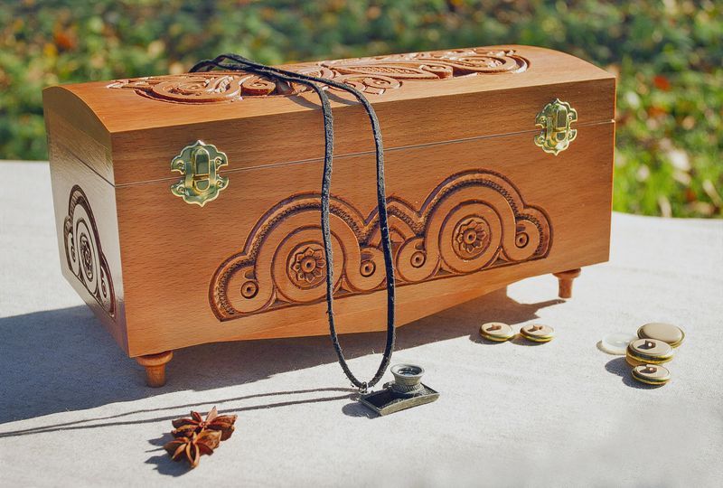 Wooden jewelry box with hand carving pattern.