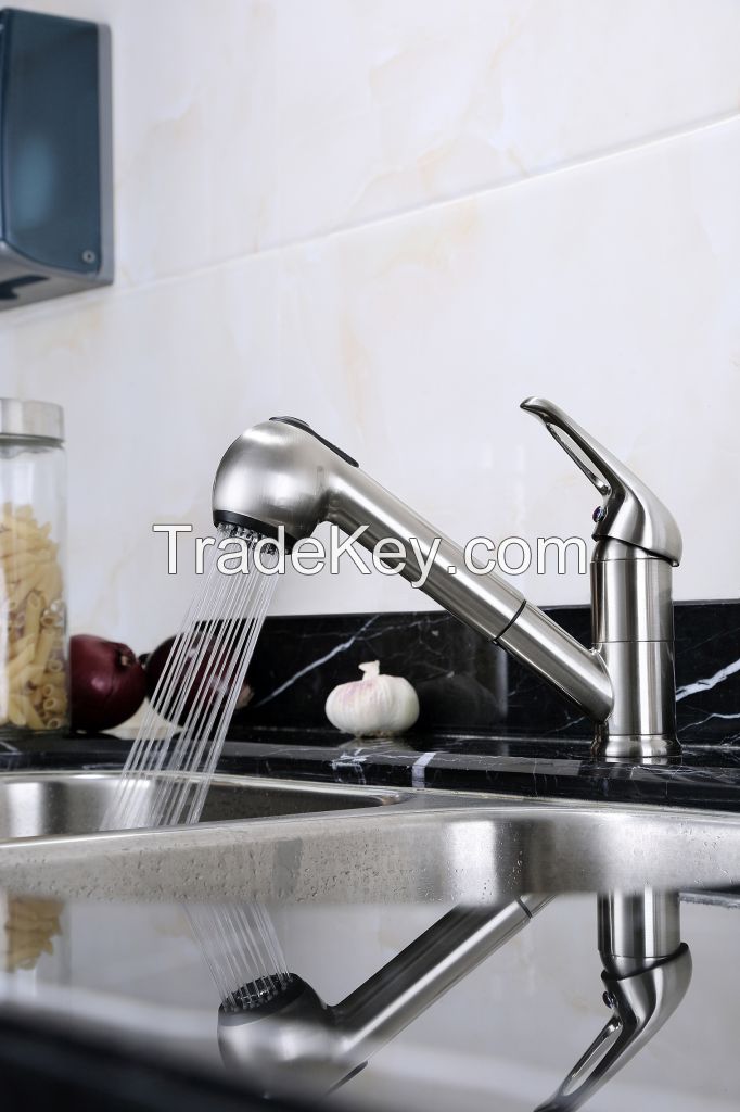 Single Handle Magnetic Pull Out Kitchen Faucet