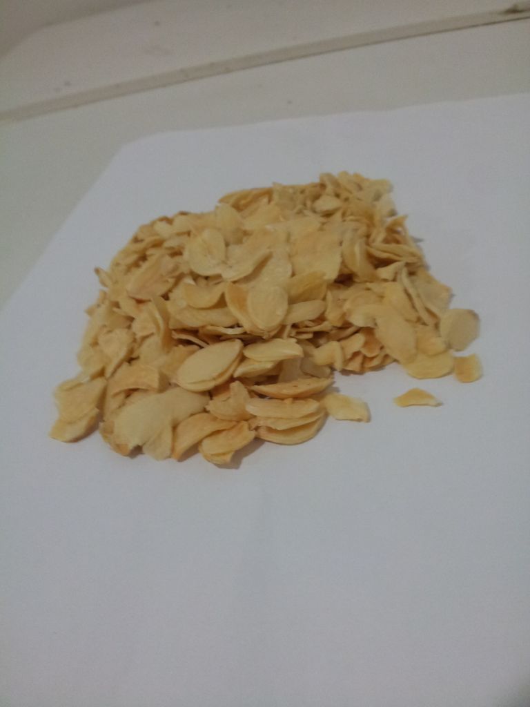 Dehydrated garlic flakes (B Grade)