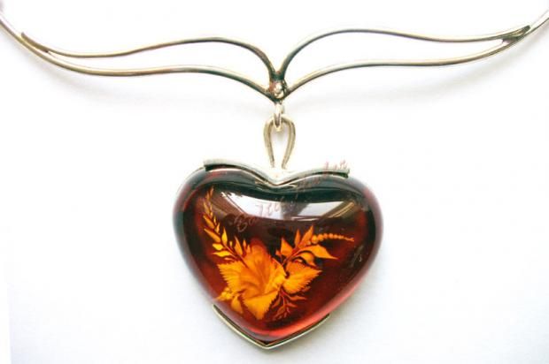 NATURAL AMBER JEWELRY FROM EUROPE