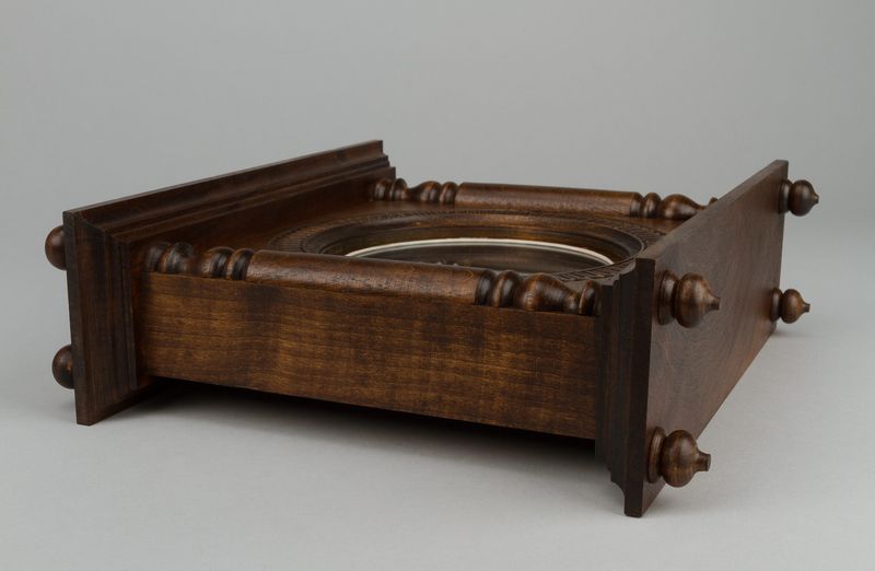 Square desk clock made of wood.