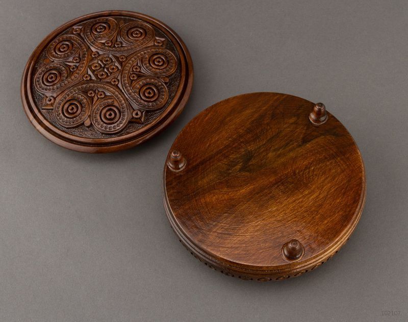 Round wooden box