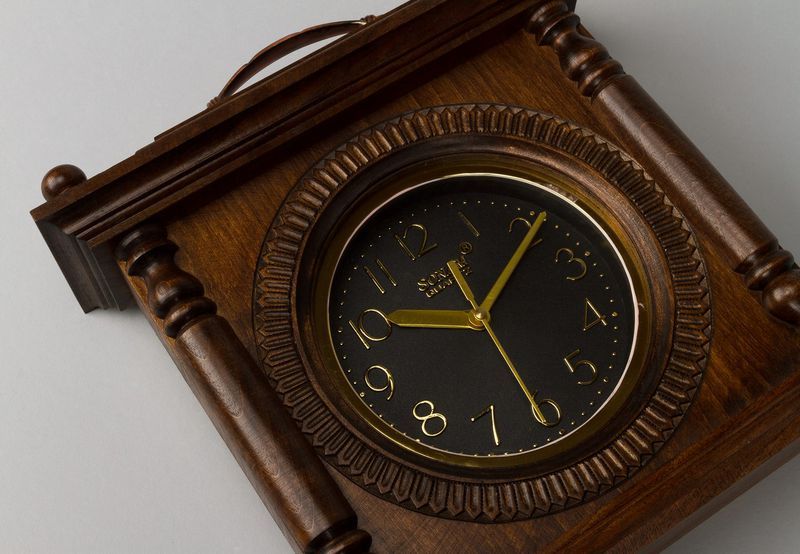 Square desk clock made of wood.