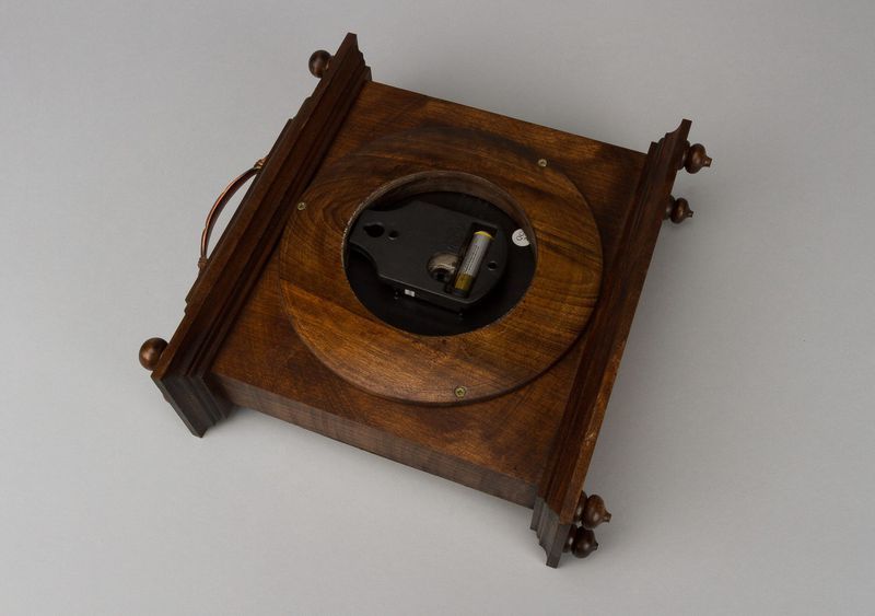 Square desk clock made of wood.