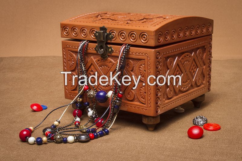 Jewelry round box with handmade carving.