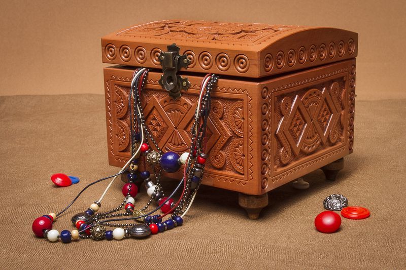 Jewelry round box with handmade carving.