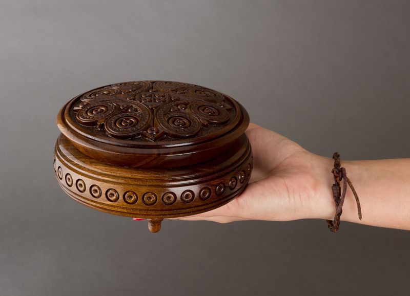 Round wooden box