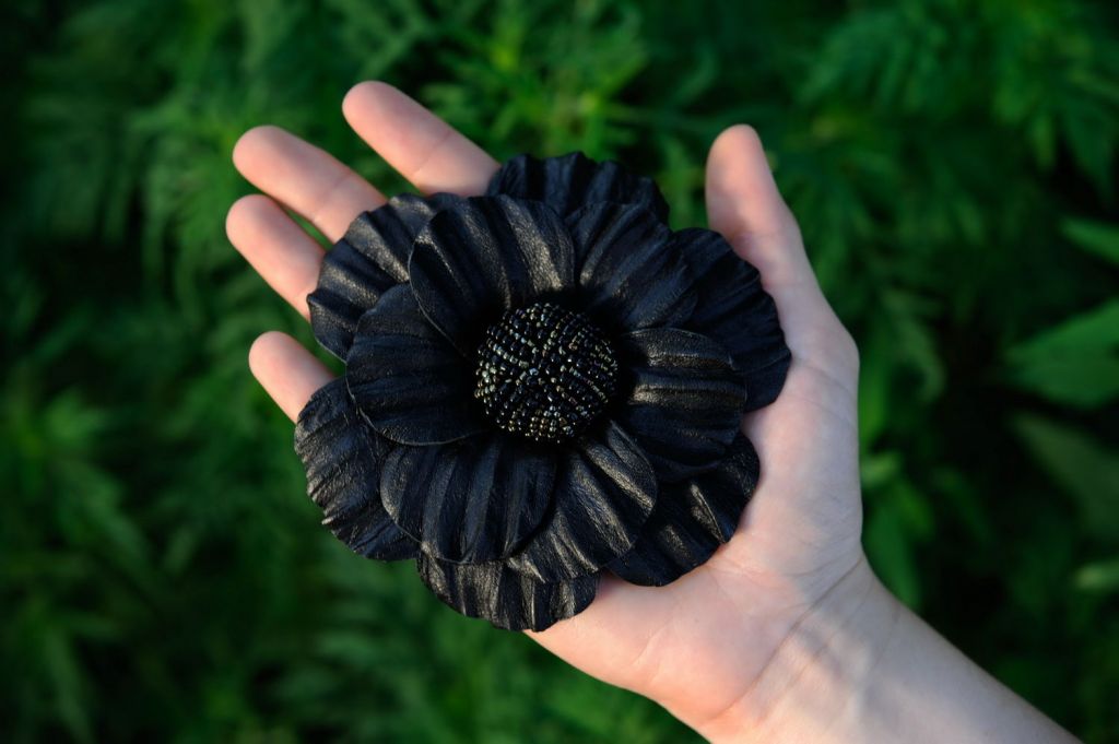 Flower brooch made of leather and beads.