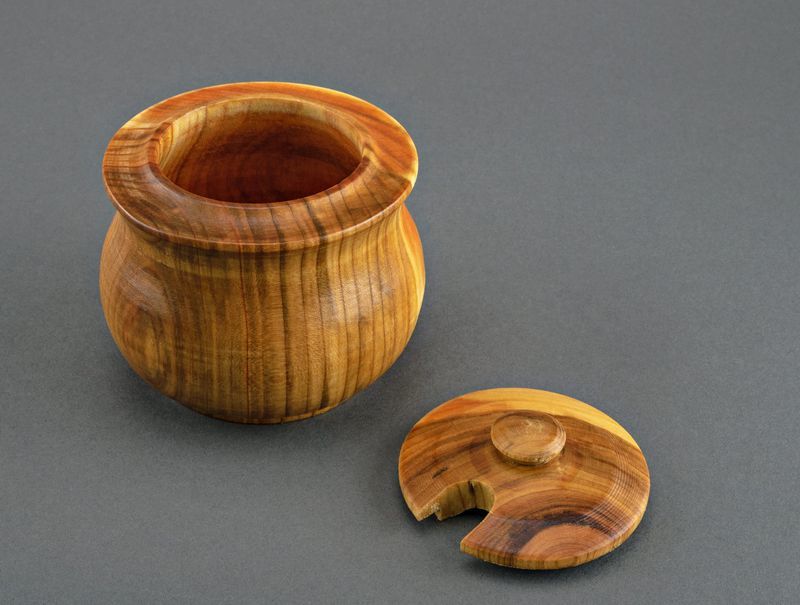 Wooden pot for spices