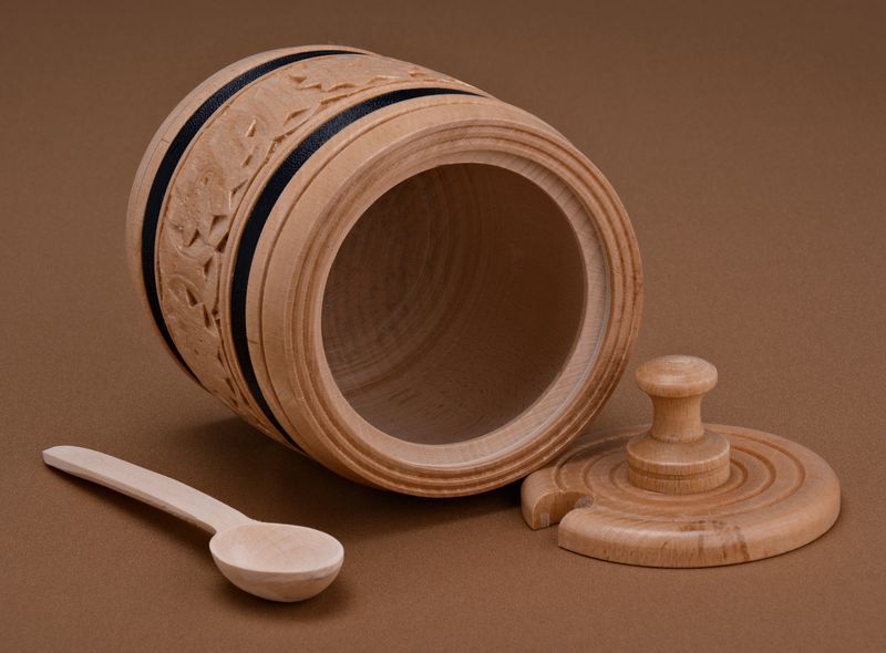 Barrel salt pot with spoon and lid