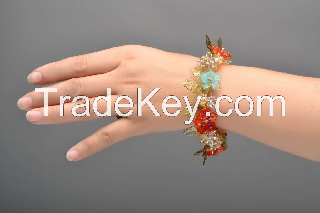 Floral bracelet made of glass