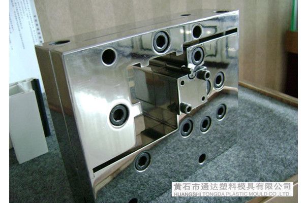 COo-Extrusion mold with multi-plastic strip