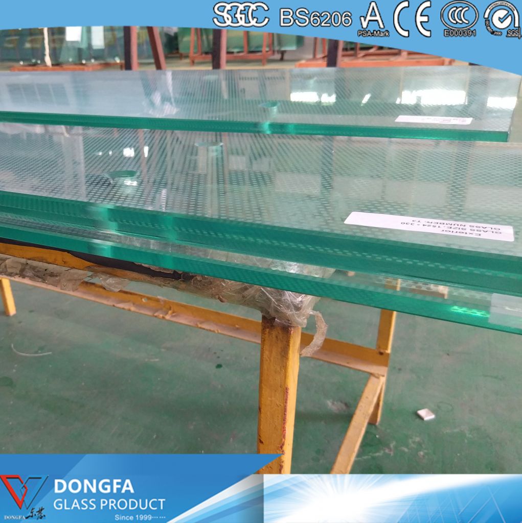 Non-slip laminated glass stair tread