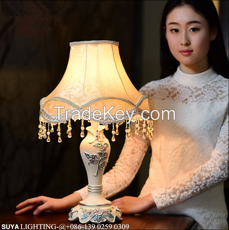 Fashion contracted Europe type resin lamp