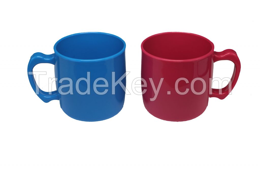 plastic cups and mugs for coffee